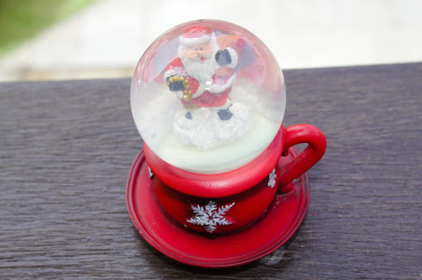 玻璃球里的圣诞老人图片下载