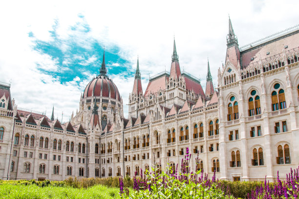 夏天，匈牙利布达佩斯，多瑙河上的匈牙利议会大厦图片下载