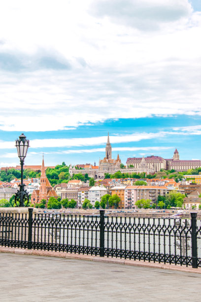 欧洲匈牙利布达佩斯。城市景观的照片。布达城堡和多瑙河。色彩丰富的匈牙利古典建筑和房屋图片下载