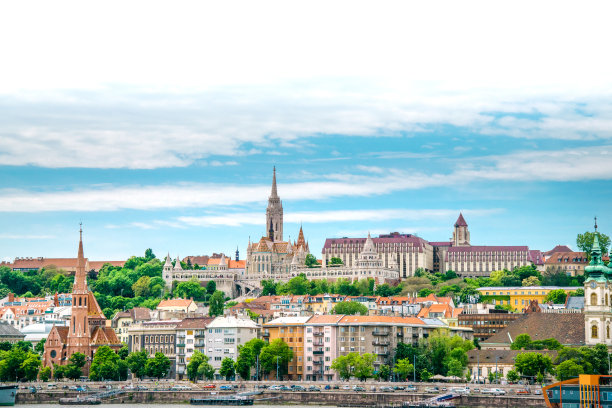欧洲匈牙利布达佩斯。城市景观的照片。布达城堡和多瑙河。色彩丰富的匈牙利古典建筑和房屋图片下载