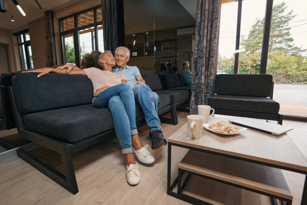 温柔的男人爱抚着他漂亮的女人图片下载