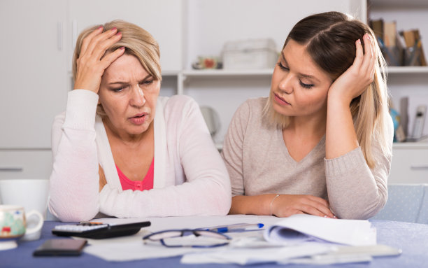 有经济困难的母亲和她的成年女儿图片下载