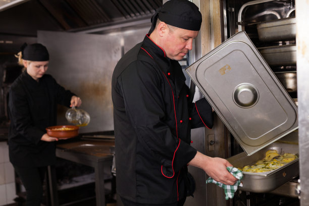 厨师正在准备从烤箱里出来的菜图片下载