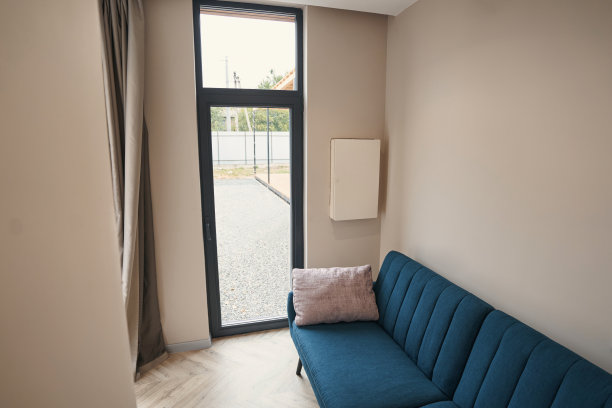 小房间玻璃门上的聚焦照片图片下载