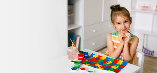 孩子们用鲜艳的彩色拼图画了一幅画。图片下载