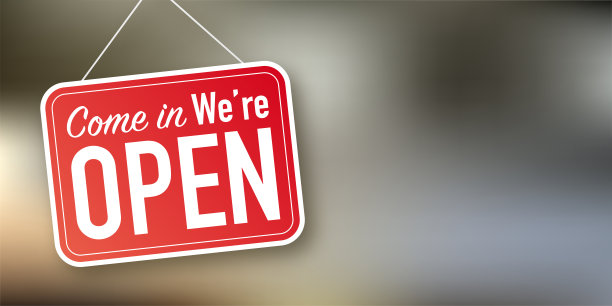 进来吧，我们打开挂在白色背景上的招牌。签约的门。向量股票插图图片下载