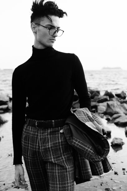 优雅的年轻英俊的男人图片下载