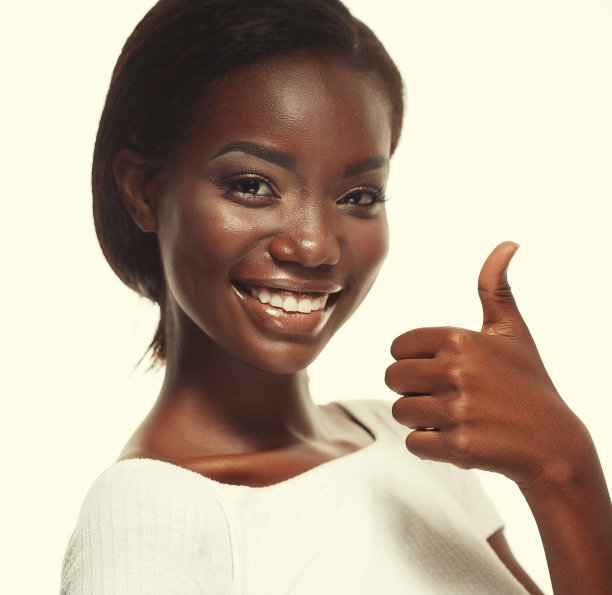 年轻漂亮的非洲女人发出信号好吧，被隔离在白色背景下图片下载