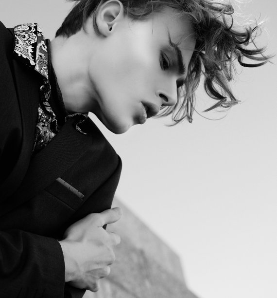 性感英俊的肖像时装nale模特穿着优雅的套装摆姿势户外。长头发的都市美型男图片下载