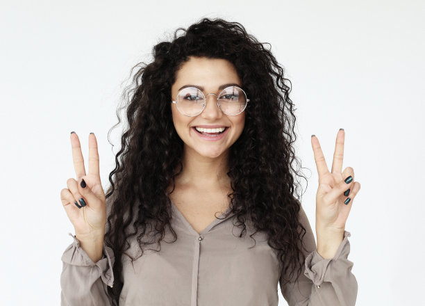 照片上的美国妇女在相机和显示和平标志孤立在白色背景图片下载