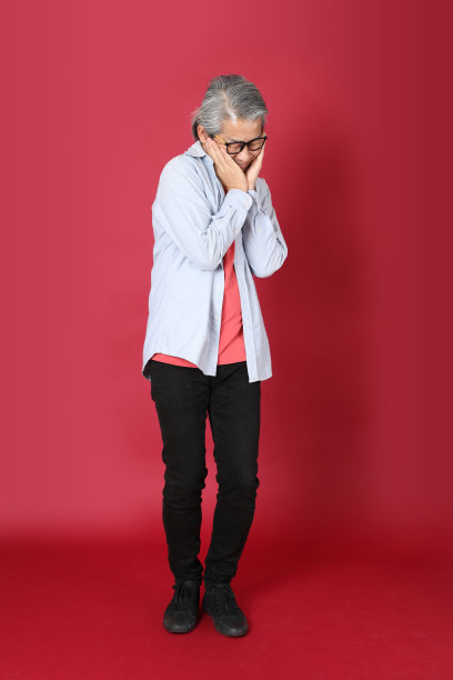 红色背景的男人图片下载