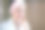 这个女孩在脸上涂了一层润肤霜。护肤，健康生活。图片下载