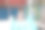 幼童在夏日公园玩耍。宝宝在玩滑梯图片下载