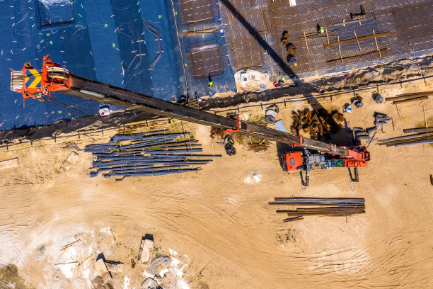 繁忙建筑地盘的航拍照片。居住建筑图片下载