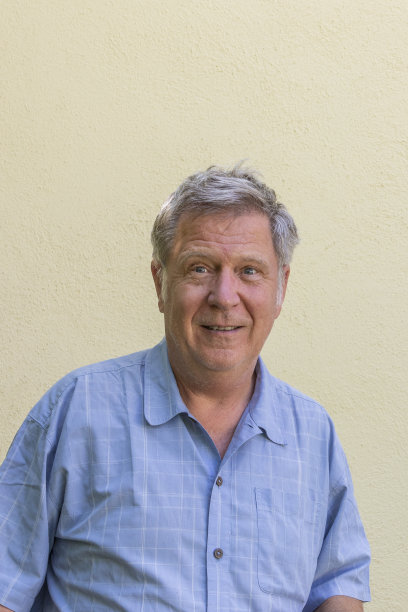 黄色墙壁前的英俊男子肖像图片下载