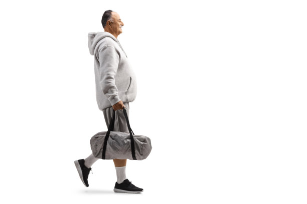 行走并携带运动包的成熟男人全身照图片下载