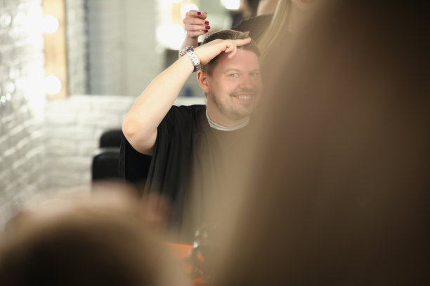 中年男性客户展示他想把头发剪多短图片下载