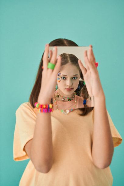 少女拿着镜子与另一个女孩穿着现代服装的倒影图片下载