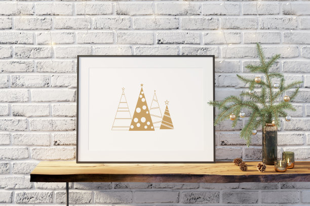 水平的模型海报在一个木制的架子上，在一个冷杉树枝附近，花瓶里有节日的球，点燃的蜡烛，冷杉球果。节日的花环挂在白色的砖墙上。图片下载