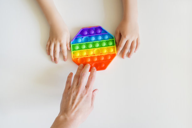 彩色的Pop它在孩子的手中坐立不安。图片下载