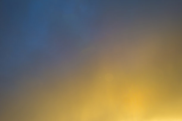 秋天日出时，明亮的阳光下蓝色天空中的云图片下载