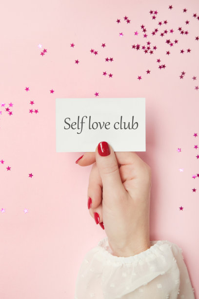 女子持卡自爱俱乐部励志语录。图片下载