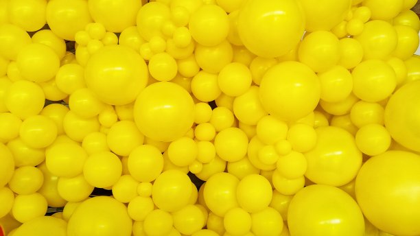 黄色气球的抽象背景图片下载