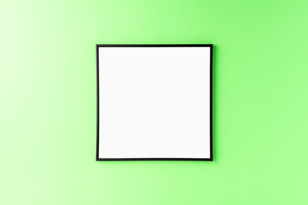 黑色的画框在绿色的背景。模型与copyspace图片下载