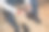 新郎正在穿他的结婚鞋。新郎的手正在准备婚礼图片下载