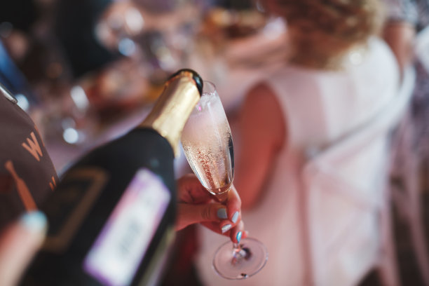 酒保往杯子里倒香槟，特写镜头图片下载