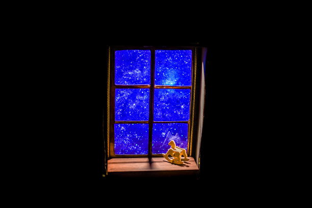 夜晚，窗外星空下的摇篮图片下载