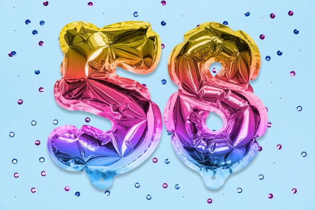 彩虹箔气球号码，数字五十八在蓝色的背景与亮片。生日贺卡图片下载