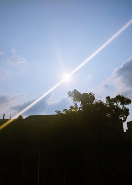 蔚蓝的天空和耀眼的太阳图片下载