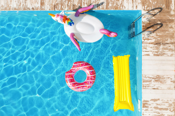 游泳池与充气环和床垫，俯视图图片下载