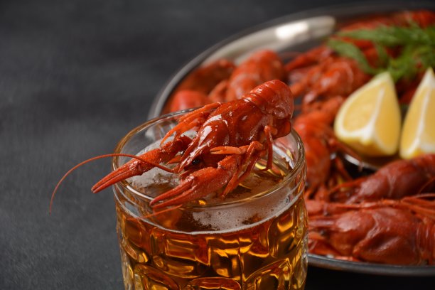 乡村风格餐桌上的红色煮小龙虾。亚洲中式美食麻辣小龙虾，配啤酒。图片下载