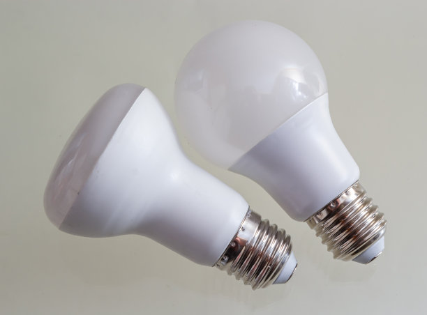 LED，新技术灯泡，隔离在白色背景上，超级节能电灯，环保。真实的照片图片下载