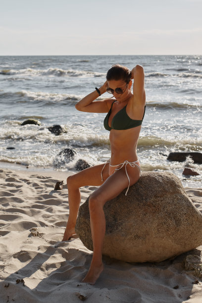 美丽性感的女人在泳装在海滩上图片下载