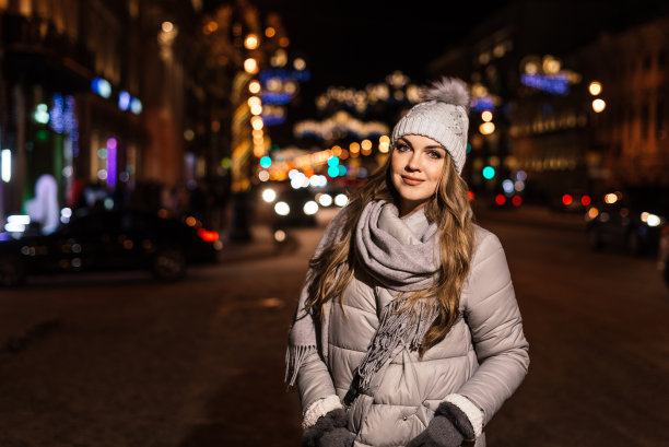 一个漂亮女人的肖像，背景是城市和汽车模糊的灯光。图片下载