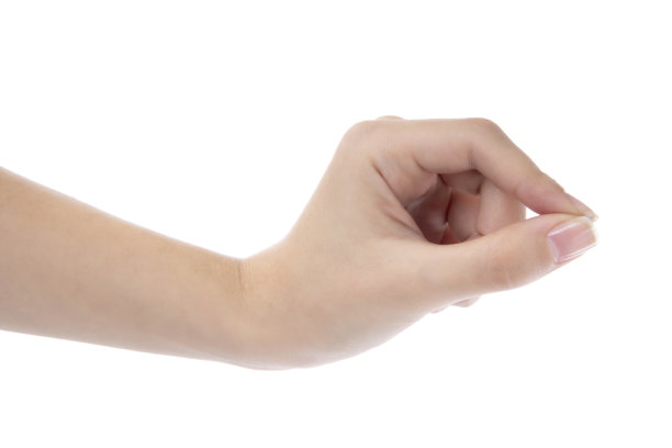 女性手握一张白色背景的虚拟卡片图片下载