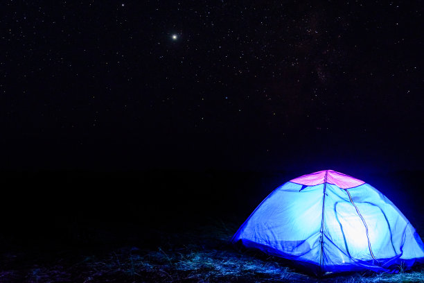 夜间的旅游帐篷。夜空中繁星点点图片下载