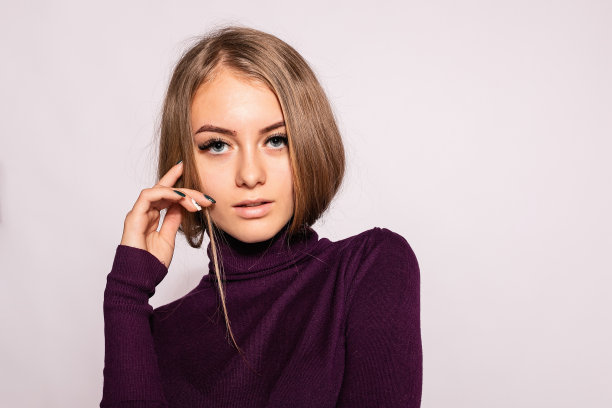 照片正面年轻漂亮的女人在黄色及膝高图片下载