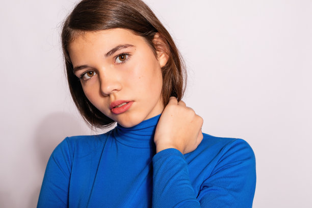 照片正面年轻漂亮的女人在黄色及膝高图片下载