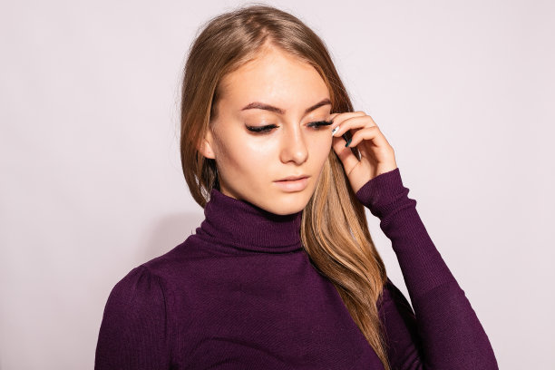 照片正面年轻漂亮的女人在黄色及膝高图片下载