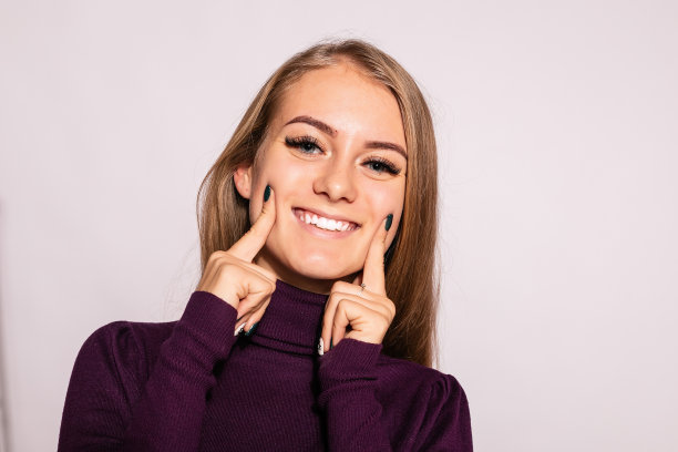 照片正面年轻漂亮的女人在黄色及膝高图片下载