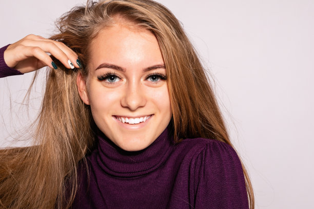 照片正面年轻漂亮的女人在黄色及膝高图片下载