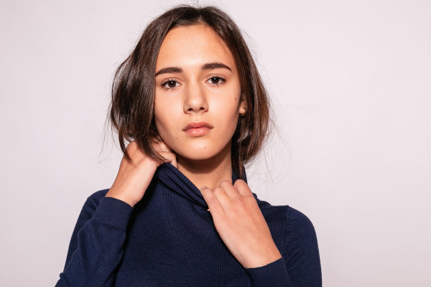 照片正面年轻漂亮的女人在黄色及膝高图片下载