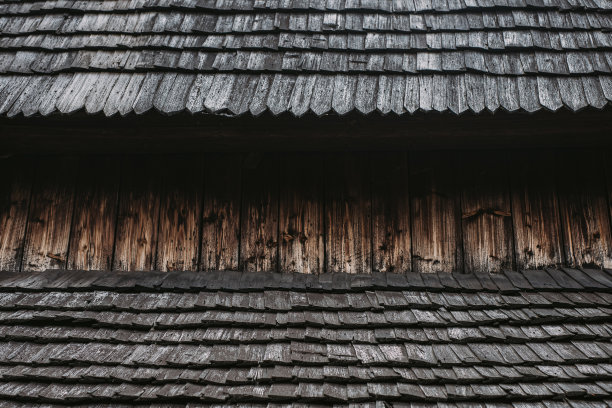 旧建筑的外观由木瓦制成。图片下载