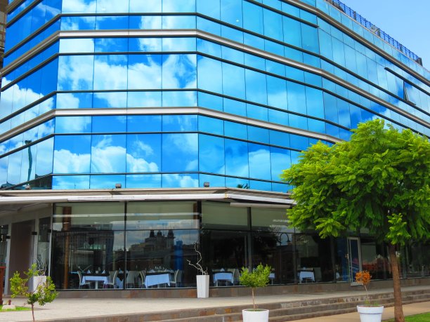 马德罗港的建筑在窗户上反射的景色。图片下载