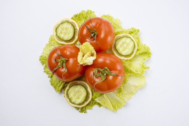 新鲜的西红柿和绿生菜上的水珠图片下载