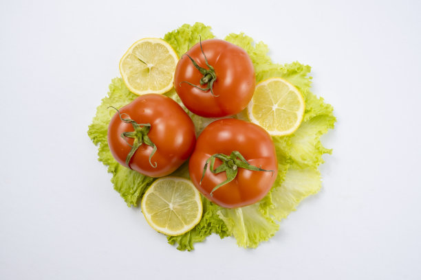 新鲜的西红柿和绿生菜上的水珠图片下载